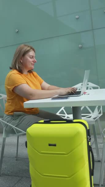 캐주얼 코카서스 라운지 공항에서 노트북 컴퓨터에 온라인 회의를 고품질 Fullhd — 비디오