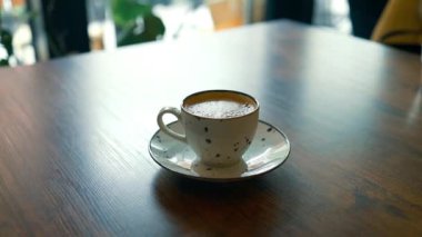 Kapuçino ya da köpüklü latte, kahve dükkanındaki beyaz kahve fincanı. Kafe ve bar, barista sanat konsepti. Yüksek kaliteli FullHD görüntüler