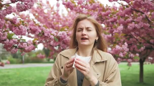 Gezondheidsproblemen Mooie Jonge Blonde Vrouw Met Alergieverschijnselen Van Bloeiende Sakura — Stockvideo