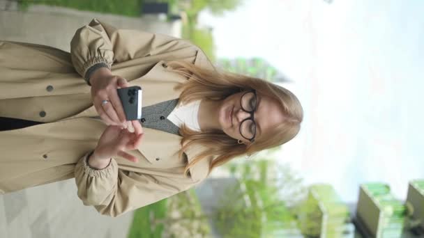 Close Jonge Zakenvrouw Student Werknemer Met Mobiele Telefoon Handen Sms — Stockvideo