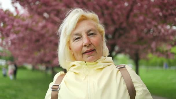 Mujer Mayor Caucásica Feliz Mirando Cámara Parque Para Caminar Aire — Vídeo de stock