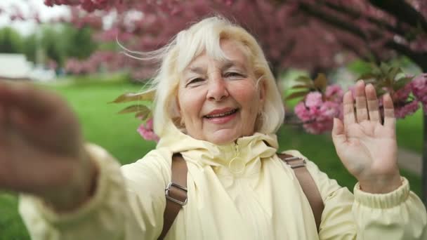 Schöne Glückliche Seniorin Den 50Er Jahren Die Ein Selfie Park — Stockvideo