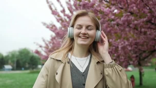 Χαρούμενη Καυκάσια Ξανθιά 20Άρα Ταξιδιώτισσα Που Χορεύει Ακούγοντας Μουσική Ασύρματα — Αρχείο Βίντεο