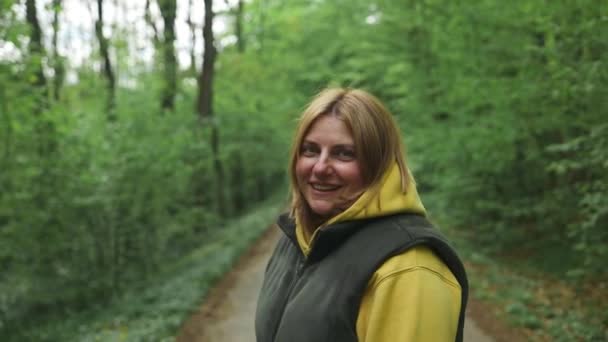 Vidám Boldog Hölgyek Portréja Sétál Ösvényen Tavasszal Élvezve Időt Erdőben — Stock videók