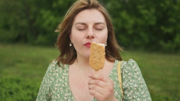 Retrato Mulher Caucasiana Atraente Comendo Deliciosa Sobremesa Parque Cidade Senhora — Vídeo de Stock