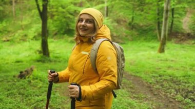 Sırt çantalı bayan turist dağın tepesinde duruyor ve Morskie Oko Gölü 'nün güzel manzarasının tadını çıkarıyor. Polonya 'da yürüyüş ve macera, Tatry 