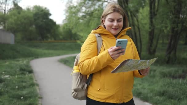Mulher Turista Caucasiano Usando Telefone Inteligente Localização Pesquisa Aplicativo Mapa — Vídeo de Stock
