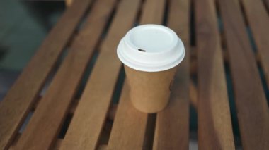 Sıcak içecek sunumu için tek kullanımlık bardak. Çay, kahve, espresso, latte, ahşap masadan almak için kapuçino. 