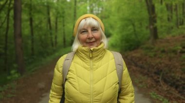 Sırt çantalı bayan turist dağın tepesinde duruyor ve Morskie Oko Gölü 'nün güzel manzarasının tadını çıkarıyor. Polonya 'da yürüyüş ve macera, Tatry 