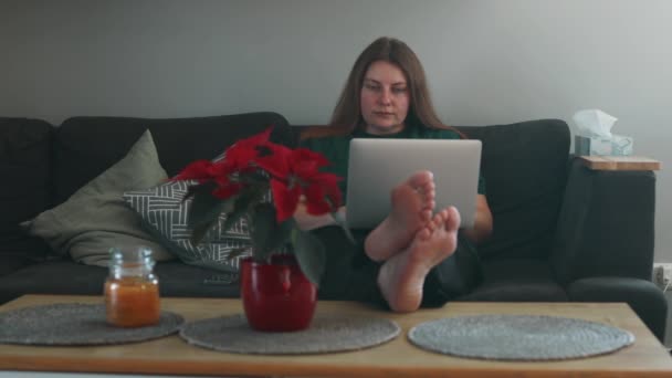 Close Zakenvrouw Handen Typen Laptop Toetsenbord Open Ruimte Serieuze Manager — Stockvideo