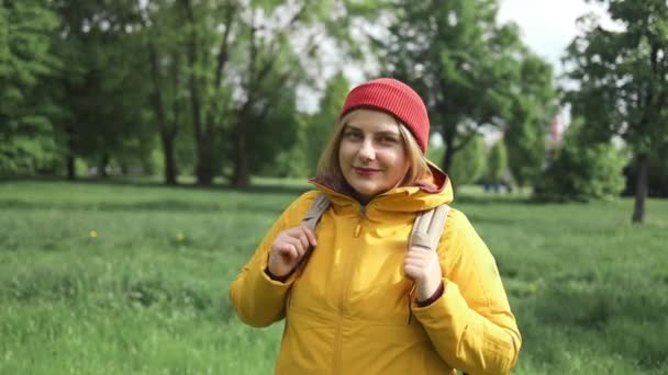 Visszapillantás Fiatal Öltözött Fényes Sárga Kabát Séta Szabadtéri Erdőben Turista — Stock videók