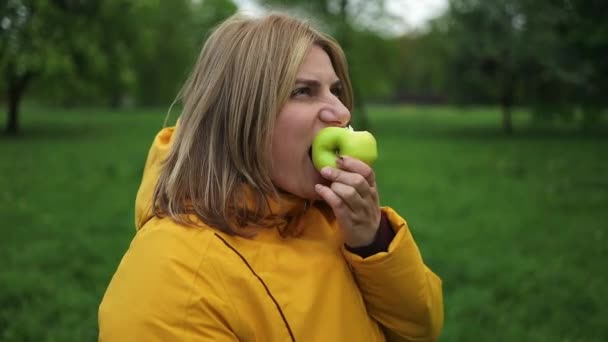 Close Portret Atrakcyjnej Białej Kobiety Jeść Owoce Zielonego Jabłka Zewnątrz — Wideo stockowe