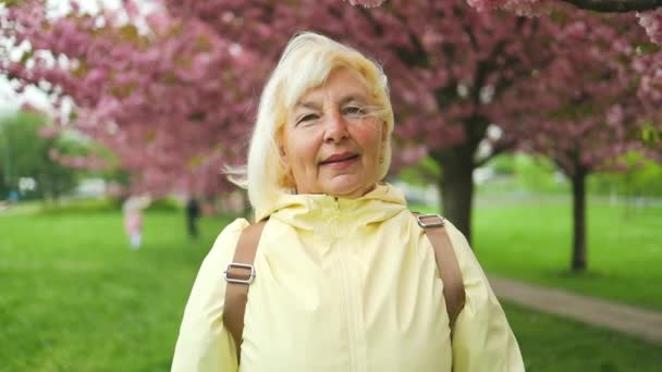 Diversión Anciana Mujer Sonriendo Cámara Sonrisa Ciudad Primavera Cámara Lenta — Vídeos de Stock