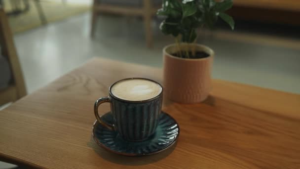 卡布奇诺或拿铁与泡沫 白色咖啡杯在咖啡铺桌上 咖啡馆和酒吧 巴里斯塔艺术的概念 优质Fullhd影片 — 图库视频影像