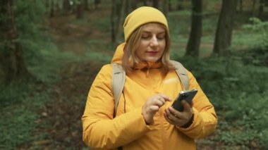 Sırt çantalı bayan turist dağın tepesinde duruyor ve Morskie Oko Gölü 'nün güzel manzarasının tadını çıkarıyor. Polonya 'da yürüyüş ve macera, Tatry 