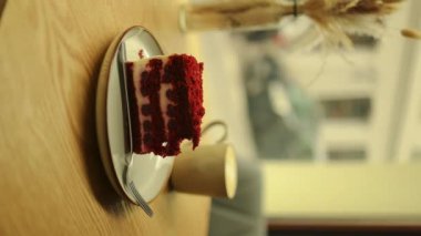 Kafe 'deki ahşap masanın üzerinde bir fincan geç kalmış espresso kahvesi. Yüksek kaliteli FullHD görüntüler