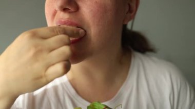 Yemekte protein, mutlu gülümseyen beyaz kadın, diyetteki kız sabah evde haşlanmış yumurta kahvaltısı yiyor. Sağlık hizmetleri, kilo insanlar konsepti. 