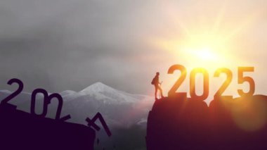 Yeni yıl 2025 ya da yeni yıl konsepti. 2024 'ten 2025' e kadar gün doğumunda dağın tepesinde yazılmış. Planlama, hedef, meydan okuma, yeni yıl çözümü ve başlama kavramı. Yüksek kalite fotoğraf