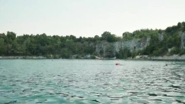 Zakrzowek Gölü Krakow 'da turkuaz suyla, Polonya Yüksek Kaliteli FullHD