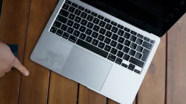 Laptop temizliği. Not defteri ekranı, klavye, çanta temizleme servisi. Temizlik aksesuarları: fırça, bez, sprey. Bilgisayar monitörü, dikkat et. Profesyonel hizmet, temizlik. Bilgisayarı silen adam