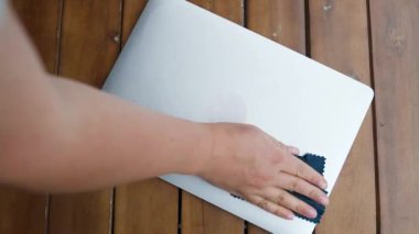 Laptop temizliği. Not defteri ekranı, klavye, çanta temizleme servisi. Temizlik aksesuarları: fırça, bez, sprey. Bilgisayar monitörü, dikkat et. Profesyonel hizmet, temizlik. Bilgisayarı silen adam