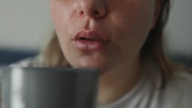 Arka bahçede kanepede oturup kahve ya da çay içen hayalperest genç bayanı yakından çek. Rahat sahne Yüksek kalite FullHD görüntüler