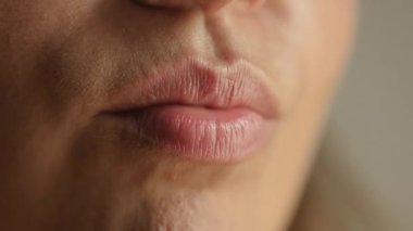 Güzel beyaz kadın dutlu, sulu jöle yiyor. Yüksek kalite 4k görüntü