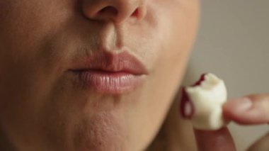 Güzel beyaz kadın dutlu, sulu jöle yiyor. Yüksek kalite 4k görüntü