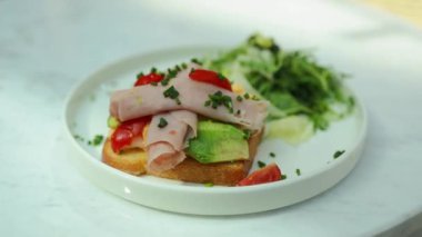 Sabah ekosistem kahvaltı tostu, domuz pastırması, avokado ve yumurta bir tabakta. Sağlıklı yiyecekler. Yüksek kaliteli FullHD görüntüler