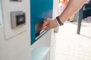 Hippi işadamı metro istasyonundaki bir makineden bilet alıyor. Yüksek kalite fotoğraf