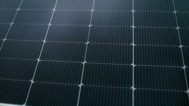 Güneş pili enerji santrali eko teknolojisine yakın plan. Güneş pili panellerinin fotovoltaik enerji santrali. Sürdürülebilir kaynaklar ve yenilenebilir enerji kavramı.. 