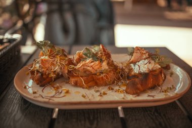 Taze avokado tostu, füme somon ve ızgara sebzeli haşlanmış yumurta, şehir kafesindeki ahşap masada. Sağlıklı yemek ve yaşam tarzı. Yüksek kalite 