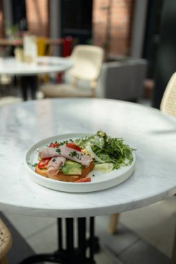 Sabah ekosistem kahvaltı tostu, domuz pastırması, avokado ve yumurta bir tabakta. Sağlıklı yiyecekler. Yüksek kalite 