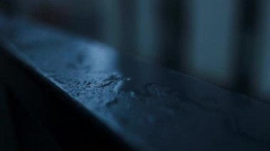 Video yağmura batırılmış tırabzanları yavaş çekimde gösteriyor. Su damlacıkları düşerken parlayan korkuluklardan aşağı süzülür ve yağmurlu bir günün arka planında büyüleyici bir etki yaratır. - Evet. Yüksek