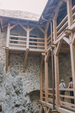 Mirow Şatosu, Polonya 'nın Silezya Voyvoda eyaletinin Krakow yakınlarındaki Mirow köyünde bulunan bir kaledir. Kartal Yuvaları Yolu 'ndaki kalelerin sonundaki kalelere ait. Yüksek kalite fotoğraf