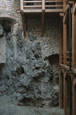 Mirow Şatosu, Polonya 'nın Silezya Voyvoda eyaletinin Krakow yakınlarındaki Mirow köyünde bulunan bir kaledir. Kartal Yuvaları Yolu 'ndaki kalelerin sonundaki kalelere ait. Yüksek kalite fotoğraf