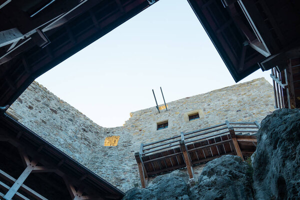 Михайловский замок - замок XIV века, ныне разрушенный, расположен в деревне Миров близ Кракова, Силезское воеводство, Польша. Он принадлежит замкам конца крепости: Eagles Nests Trail. Высокое качество фото