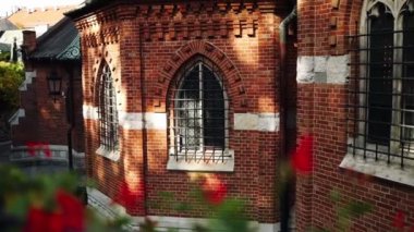 Krakow, Polonya 'da güneşli bir günde Aziz Joseph Kilisesi' nin eski tuğla gotik diriliş katedralinin yakın açılı görüntüsü. Yüksek kaliteli FullHD görüntüler