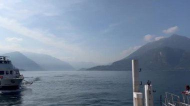 Como Gölü 'nün muhteşem manzarası, feribotlar ve nakliye gemileri. İtalya 'da tatil, Belgio. Turkuaz mavi su. Yüksek kaliteli FullHD görüntüler
