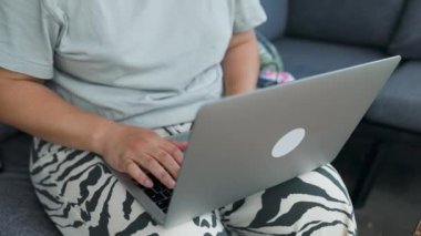 Serbest çalışan bir kadın var. Güzel bir kızın portresi çevrimiçi işten zevk alıyor. Uzaktan kumandalı iş. Yüksek kaliteli FullHD görüntüler