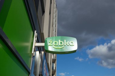 Krakow, Polonya - Ekim 2024: Binanın üzerindeki Zabka amblemini kapatın. Zabka bir market zinciri. Yüksek kalite fotoğraf