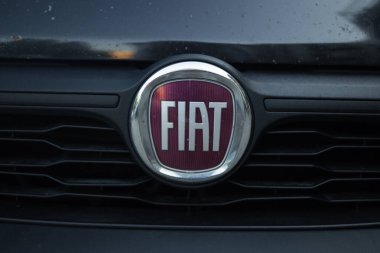 Krakow, Polonya - Eylül 2024: FIAT araba logosu... yüksek kaliteli fotoğraf
