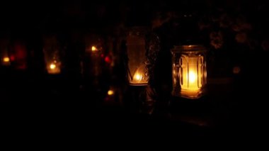 Polonya 'da Azizler Günü' nde mezarlıkta renkli mumlar. Yüksek kaliteli FullHD görüntüler