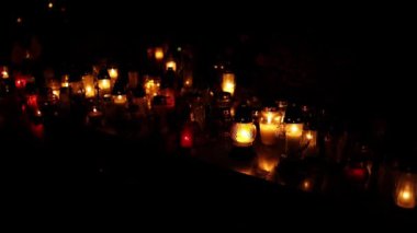 Polonya 'da Azizler Günü' nde mezarlıkta renkli mumlar. Yüksek kaliteli FullHD görüntüler