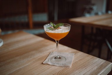 Alkolik kokteyl. Popüler portakal aromalı meyve kokteyli, bardakta cin şampanyası, masada taze buz, seçici bir odak noktası. Yaz ferahlatıcı içecek konsepti