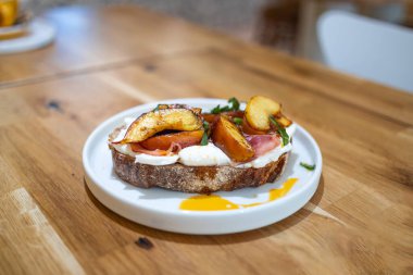 Kahvaltı sandviçleri ekmek tostu, kızarmış şeftali ve peynirli bruschetta. Sağlıklı aperatif ya da aperatif. Yemek tarifi geçmişi. Yüksek kalite fotoğraf