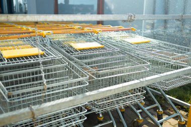  Alışveriş arabaları, süpermarketin yakınındaki marketten yiyecek almak için sıraya dizilmeye hazırdı. 