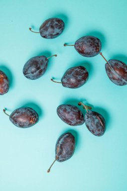 Yemek arkaplanı. Mavi arka planda sarı ve mavi eriklerin bileşimi, üst manzara. Bahar zamanı, düz yat. Uzayı kopyala Yüksek kalite fotoğraf