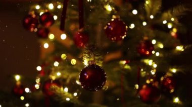 Çelenk ışıkları, Noel ışıkları, Noel ağacı. Bulanık arka plandaki tatil ağacının süslemesi bir Noel ağacına benziyor, Noel ağacı toplarının yakınında, arka planda bokeh çelenkleri var.