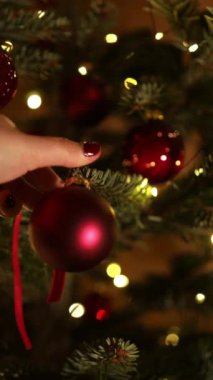 Mutlu yıllar Noel ağacı, arka plandaki kırmızı cam top ile süslenir. Kış tatilinde aile tatili için yanıp sönen ampuller. Festival havası. Noel.. 